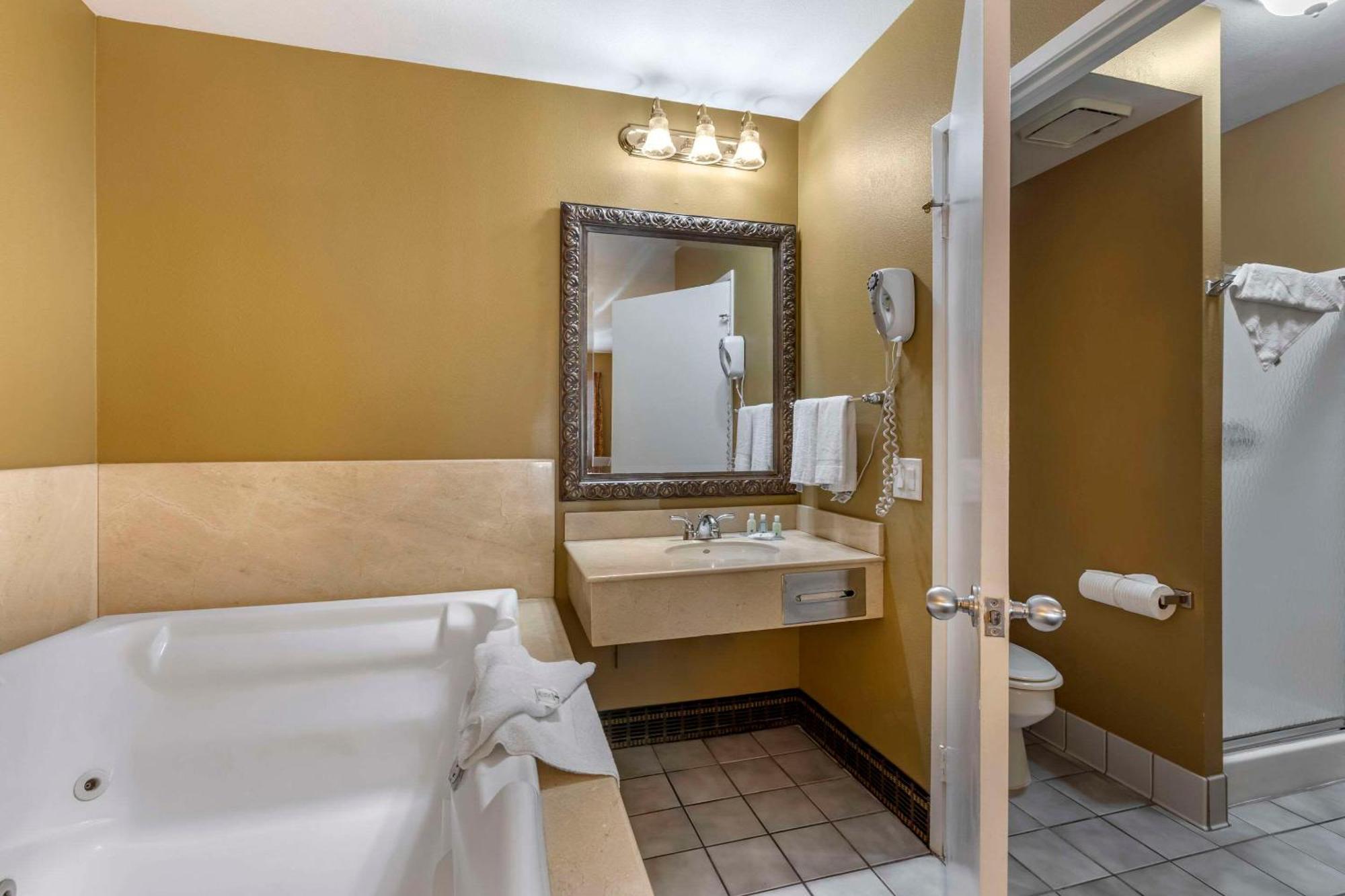 Quality Inn & Suites Westminster Seal Beach מראה חיצוני תמונה