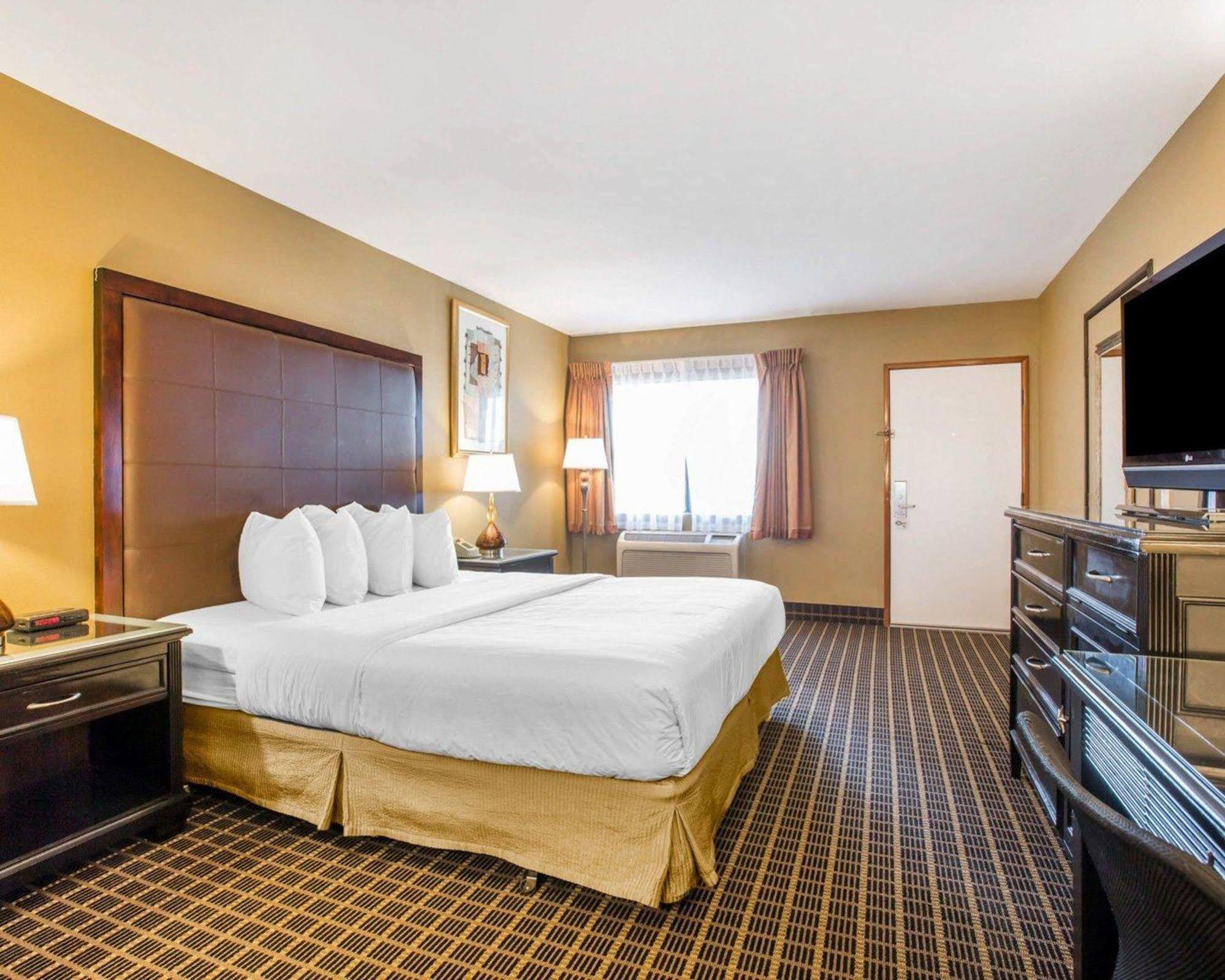 Quality Inn & Suites Westminster Seal Beach מראה חיצוני תמונה