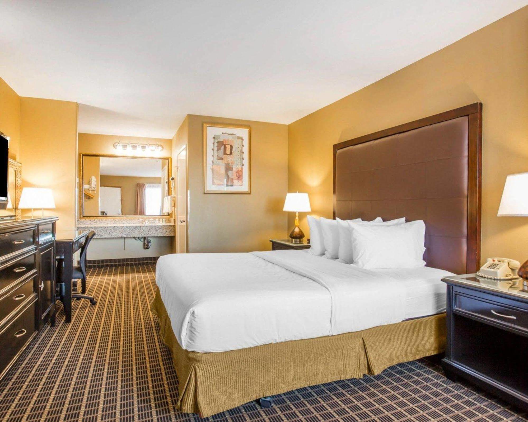 Quality Inn & Suites Westminster Seal Beach מראה חיצוני תמונה