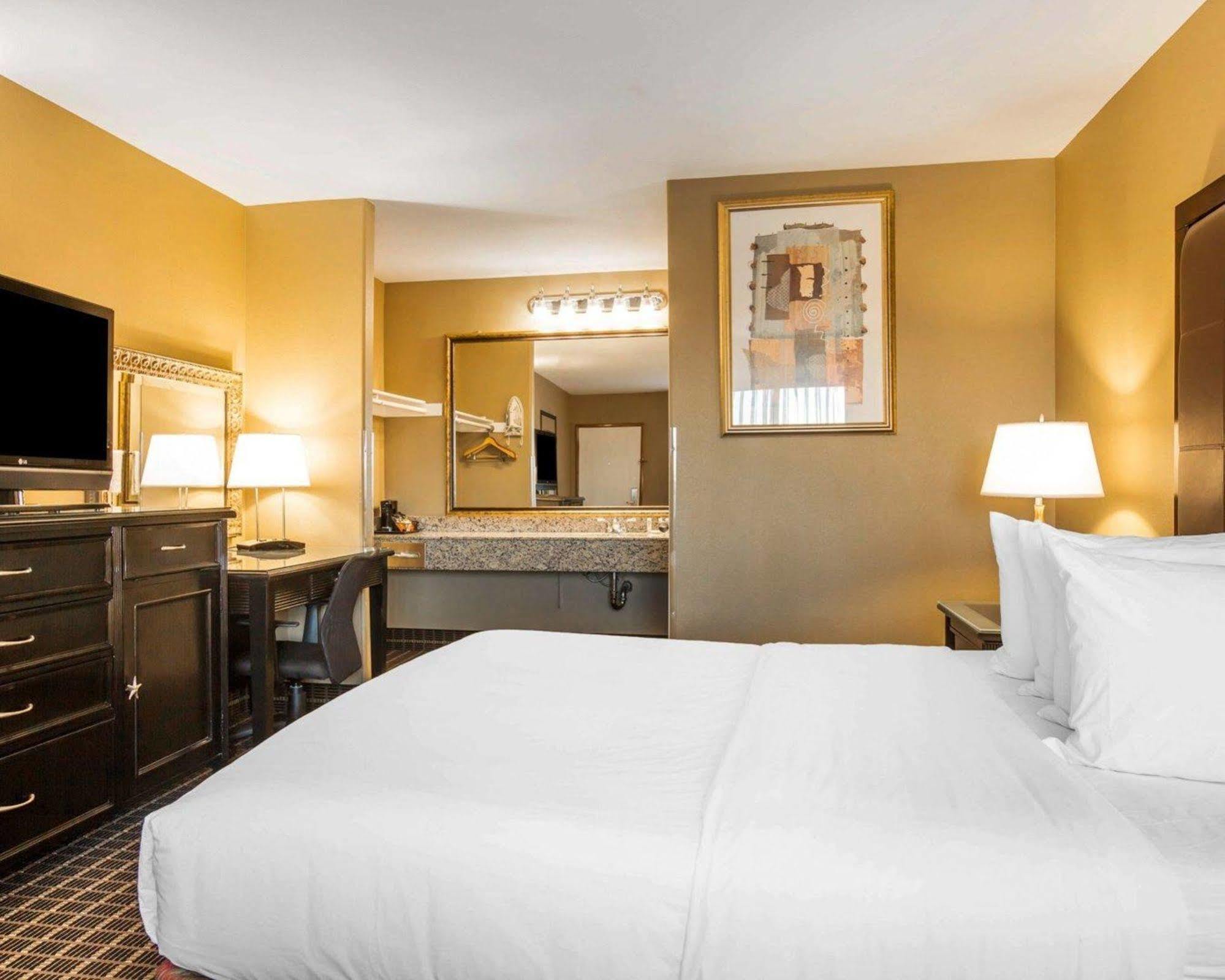 Quality Inn & Suites Westminster Seal Beach מראה חיצוני תמונה